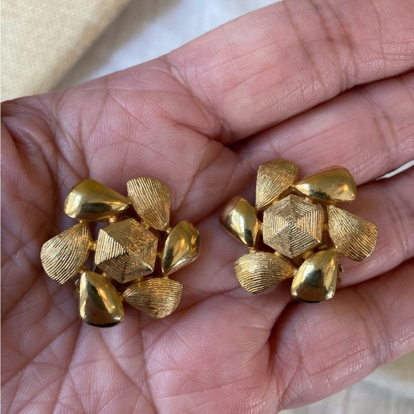 Emmons Vintage Textured & Shiny‎ Finished Clip on Earrings - Picture 5 of 6